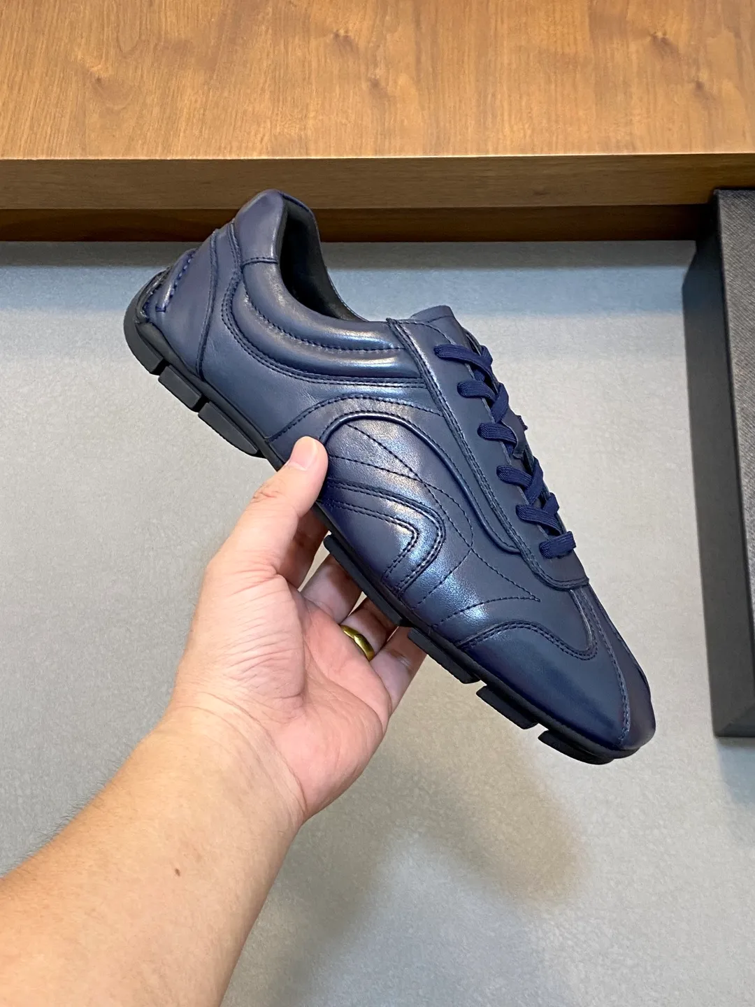 Men's Men's Shoes 💰800 Prada/Prada Men's Leather Casual Sports Shoes, a hot product made in Guangzhou! Made of imported calfskin splicing upper, three-dimensional geometric segmentation, precision manufacturing, uniform stitching, leather texture at a glance, multi-color splicing, fashionable and generous, soft, comfortable and breathable, decorated with PRADA letter logo on the outside, classic letter logo on the tongue, fabric strap on the heel, P family's classic sports shoe type, with fabric lining, silver logo cowhide foot pads, and P family's exclusive rubber outsole. The details are carefully crafted, making it a versatile item for travel! Comes with original box and dust bag! Multiple colors available! Size: 39-40-41-42-43-44 standard leather shoe size (38, 45 customized ¥)